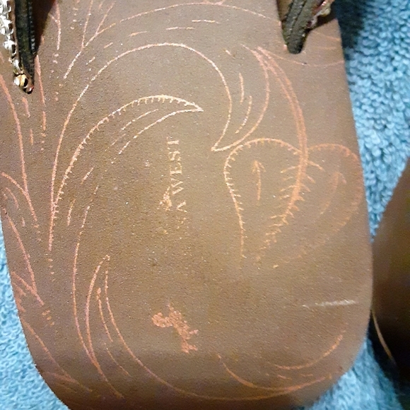 Bundle of Toes Sandals - Picture 16 of 16